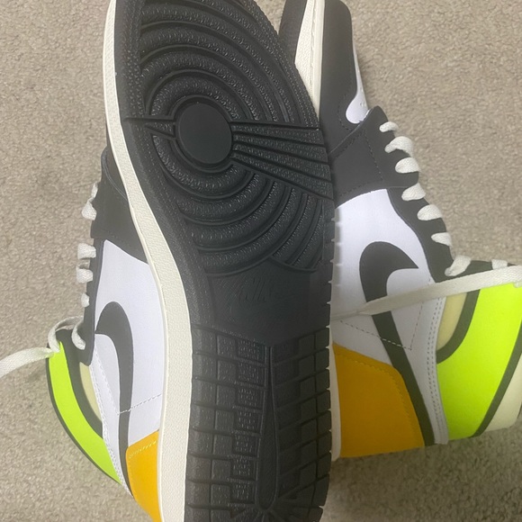 🔋*NEW* Air Jordan High ‘Volt University Gold’ (Size 8.5 Mens) - Picture 4 of 6